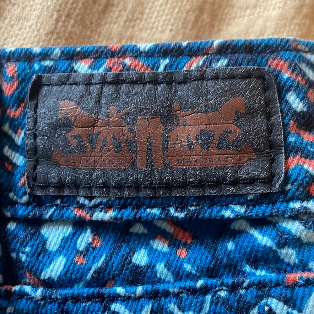 LEVI’S Pattern Jean Shorts (16) - Picture 5 of 7